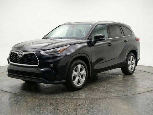 Used 2025 Toyota Highlander LE FWD image 3