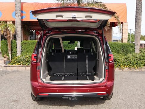 Used 2021 Chrysler Pacifica Touring-L w/ Uconnect Theater Family Group image 8