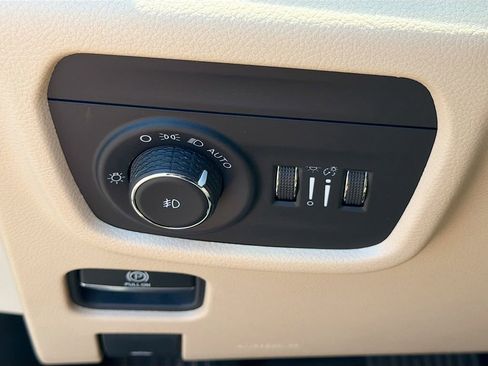 Used 2022 Jeep Grand Cherokee L Limited AWD/4WD image 36