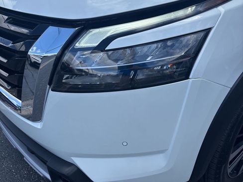 Used 2025 Nissan Pathfinder Platinum image 16