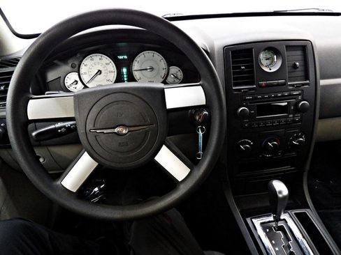 Used 2006 Chrysler 300 RWD image 16