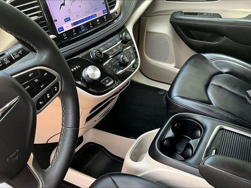Used 2023 Chrysler Pacifica Touring-L FWD image 18