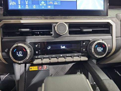 Used 2025 Toyota Tacoma Limited AWD/4WD image 25