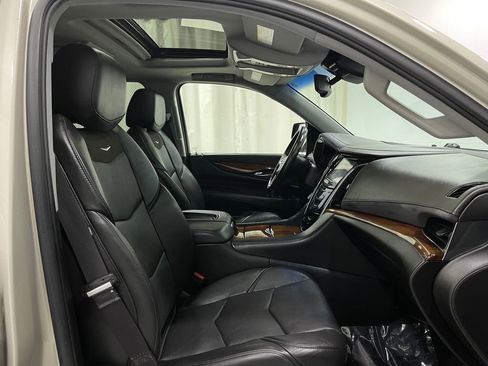 Used 2016 Cadillac Escalade Premium image 34