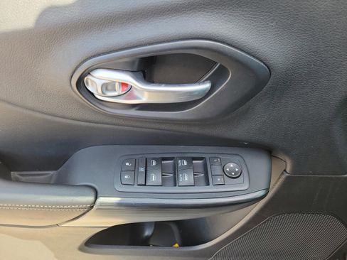 Used 2016 Jeep Cherokee Limited image 18