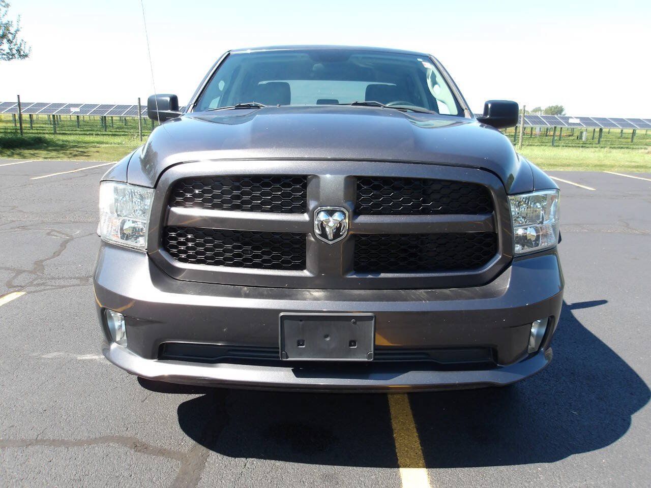 Used 2017 RAM 1500 Express w/ Express Value Package AWD/4WD image 3