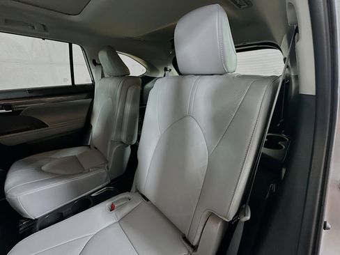 Used 2024 Toyota Highlander Platinum image 24