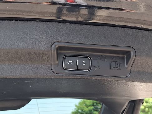 Used 2022 Ford Explorer XLT w/ Equipment Group 202A AWD/4WD image 31