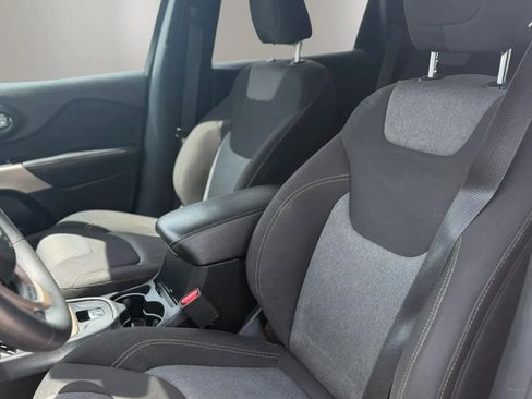 Used 2018 Jeep Cherokee Latitude FWD image 11