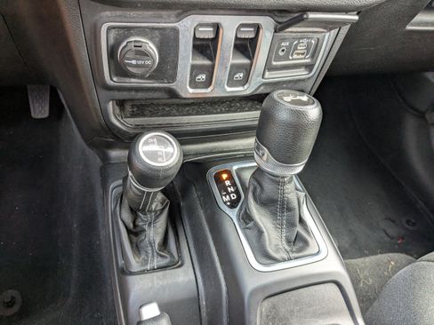 Used 2025 Jeep Wrangler Sport AWD/4WD image 21