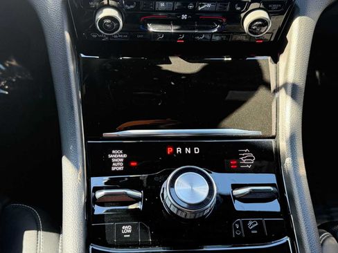 Used 2023 Jeep Grand Cherokee Overland w/ Luxury Tech Group IV AWD/4WD image 19
