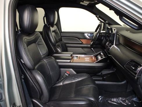 Used 2019 Lincoln Navigator Premiere image 18