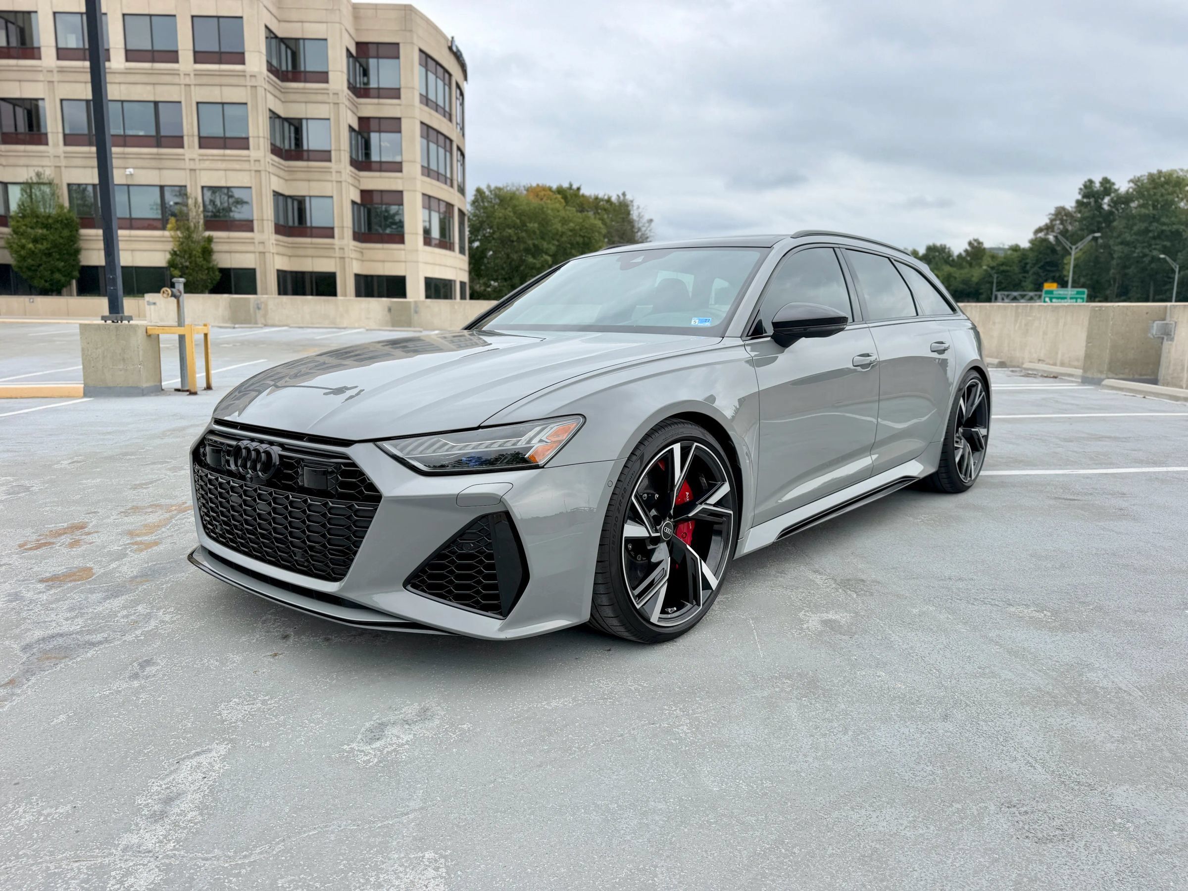 Used 2022 Audi RS 6 w/ Executive Package AWD/4WD image 4