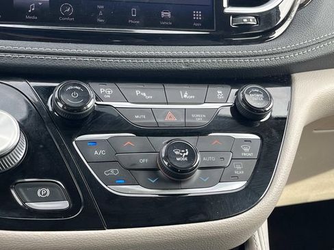 Used 2022 Chrysler Pacifica Limited FWD image 33