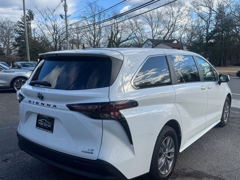 Used 2024 Toyota Sienna LE image 5