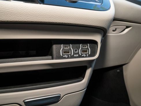 Used 2024 Chrysler Pacifica Touring-L image 17