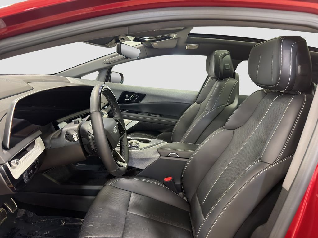 Used 2025 Cadillac Optiq Sport 2 w/ LPO, Floor Liner Package AWD/4WD image 6