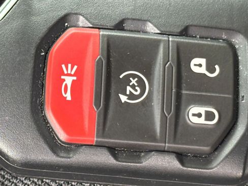 Used 2025 Jeep Wrangler Unlimited Sahara AWD/4WD image 25