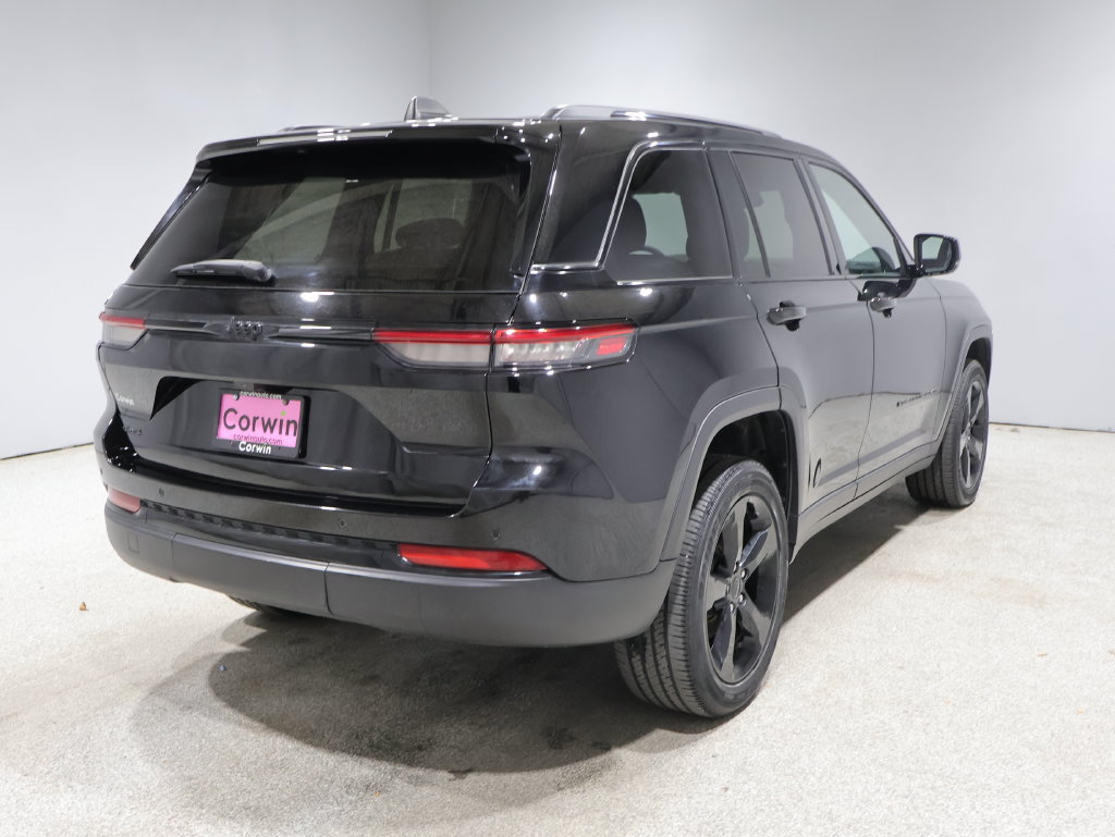Used 2023 Jeep Grand Cherokee Altitude AWD/4WD image 2