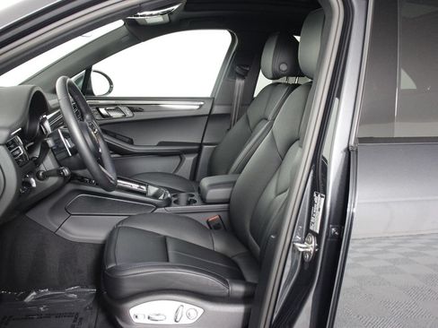 Certified 2026 Porsche Macan AWD/4WD image 5