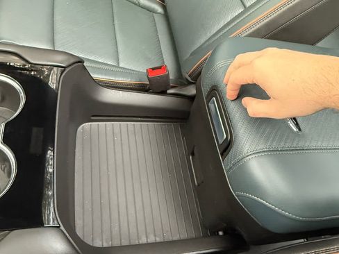 Used 2025 GMC Yukon AT4 w/ AT4 Premium Package image 27