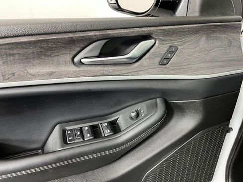 Used 2023 Jeep Grand Cherokee L Limited w/ Black Appearance Package image 13