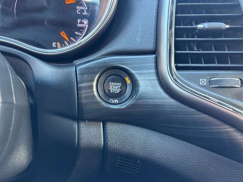 Used 2019 Jeep Grand Cherokee Laredo AWD/4WD image 28