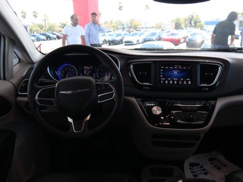 Used 2021 Chrysler Voyager Lxi image 25