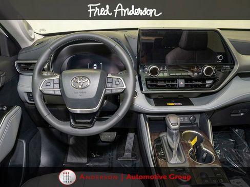 Used 2026 Toyota Highlander Platinum AWD/4WD image 7