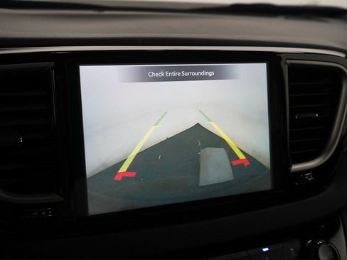 Used 2025 Chrysler Pacifica Select FWD image 24