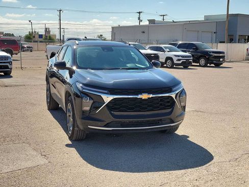 Used 2025 Chevrolet Trax LT FWD image 2