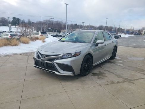 Used 2021 Toyota Camry XSE image 3