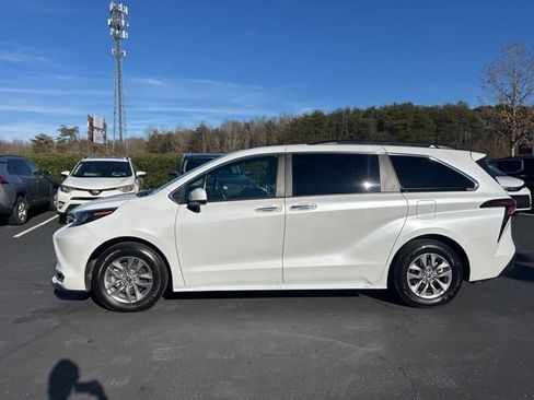Used 2024 Toyota Sienna XLE image 10