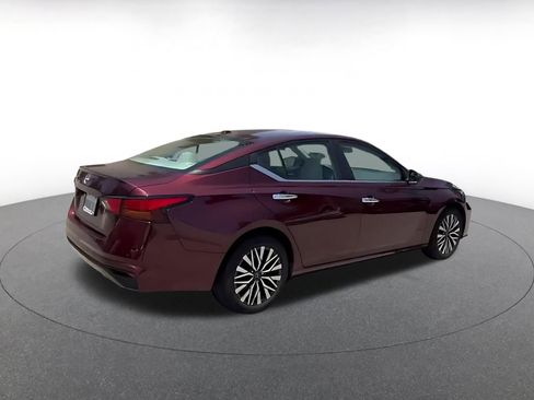 Used 2025 Nissan Altima 2.5 SV FWD image 12