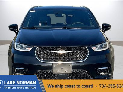Used 2025 Chrysler Pacifica Select