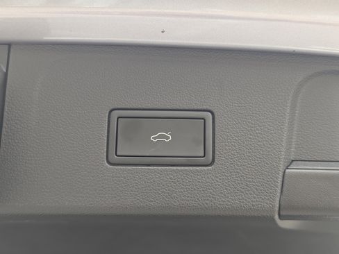 Used 2024 Volkswagen Atlas SEL Premium R-Line image 21