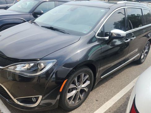 Used 2017 Chrysler Pacifica Limited w/ UConnect Theater Package FWD image 9