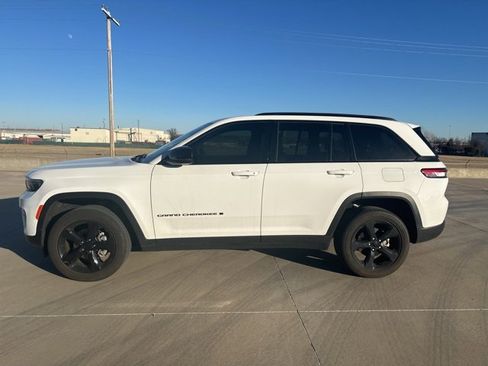Used 2024 Jeep Grand Cherokee Altitude image 8
