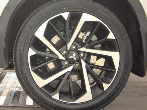 Used 2023 Mitsubishi Outlander SE image 9