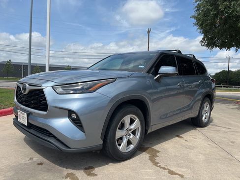 Used 2022 Toyota Highlander LE FWD image 4