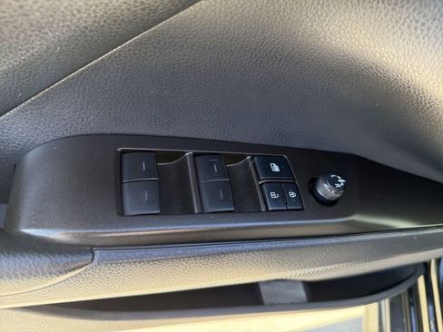 Used 2021 Toyota Camry SE w/ Blackout Package (TMS) image 10