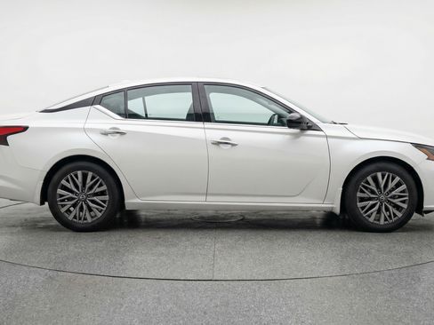 Used 2025 Nissan Altima 2.5 SV image 11