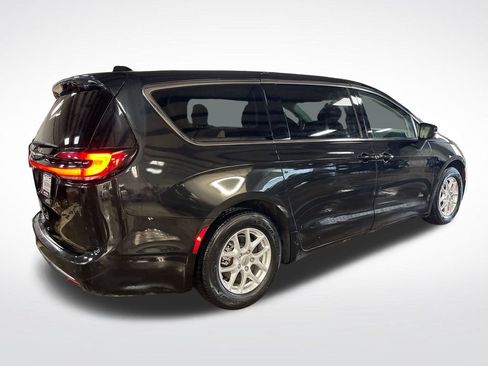 Used 2023 Chrysler Pacifica Touring-L FWD image 5