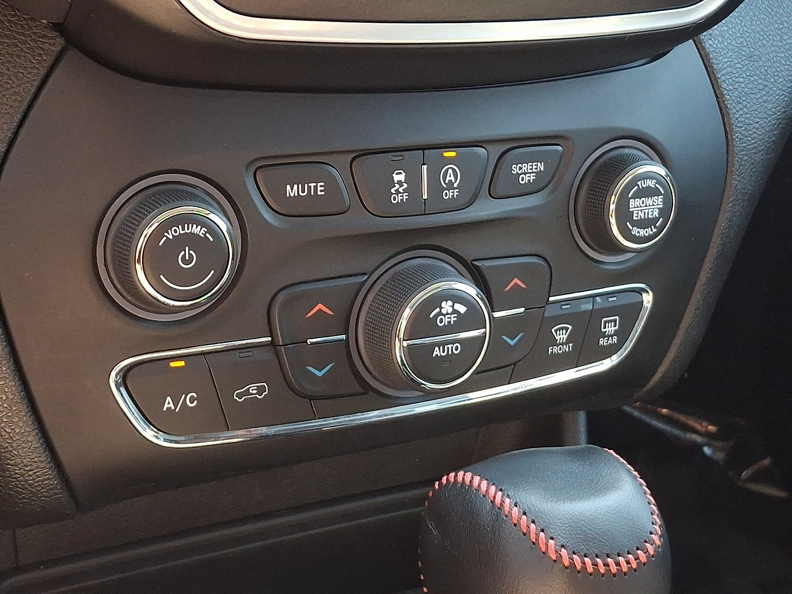 Used 2021 Jeep Cherokee Trailhawk w/ Premium Leather Package AWD/4WD image 16