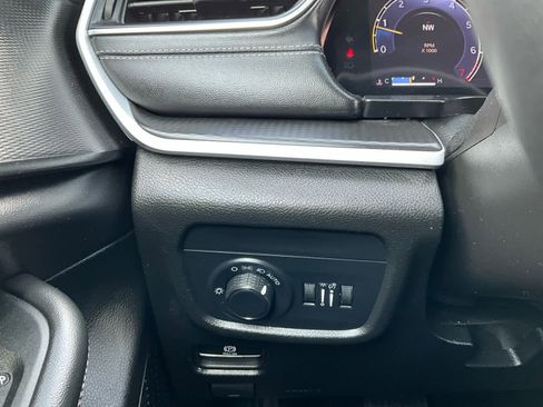 Used 2024 Jeep Grand Cherokee Laredo X image 22