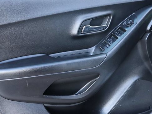Used 2020 Chevrolet Trax LS FWD image 37