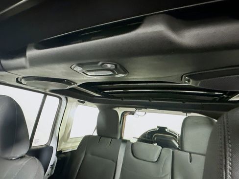 Used 2018 Jeep Wrangler Unlimited Sahara image 21