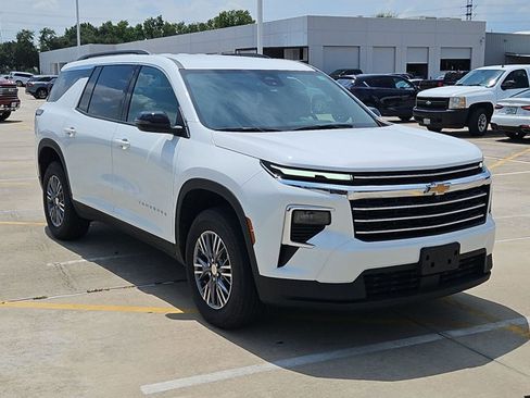 Used 2026 Chevrolet Traverse LT FWD image 3