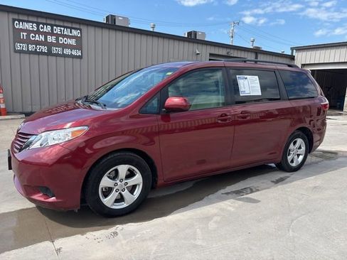 Used 2017 Toyota Sienna LE FWD image 3