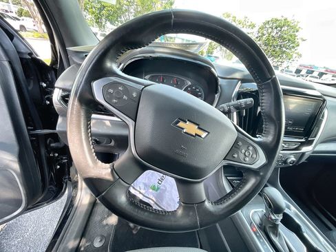 Used 2022 Chevrolet Traverse LT FWD image 11